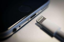 Apple sắp bỏ cổng Lightning trên iPhone?