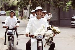 Mạc Văn Khoa đi xe máy cũ đến lễ đính hôn