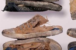 Balenciaga tiếp tục bị chỉ trích vì bán giày rách