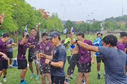 HLV Shin Tae-yong được tặng quà sinh nhật bất ngờ