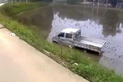 Pha ôm cua của xe bán tải khiến người xem phải phì cười
