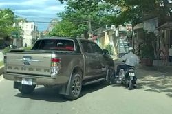 Đang đi thẳng bất ngờ rẽ phải, bán tải đâm đổ xe máy