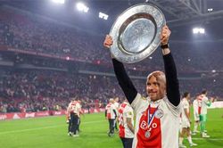 HLV Ten Hag giúp Ajax vô địch Hà Lan trước khi tới MU