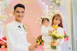 Mạc Văn Khoa đón dâu bằng xe máy, Vy Pumpe đeo vàng 'nặng trĩu cổ' trong lễ đính hôn