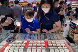 Vàng đối diện nguy cơ bán tháo