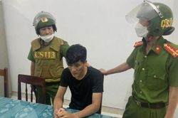 Cảnh sát khống chế người nhốt cô gái trong nhà, đánh đập dã man