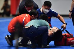 Khoảnh khắc Nguyễn Văn Phương ngã quỵ trên sàn thi đấu