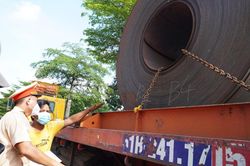 Xe đầu kéo chở cuộn thép hàng chục tấn vào 'tầm ngắm' của CSGT TP.HCM