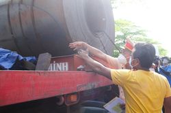 Tài xế chở cuộn thép phân trần khi bị CSGT TP.HCM xử phạt