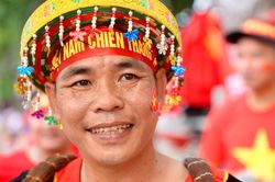 CĐV diện trang phục lạ mắt tiếp lửa U23 Việt Nam