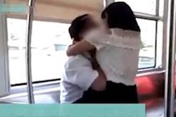 Người phụ nữ 'thoát y', cưỡng hôn nam hành khách trên tàu điện ngầm