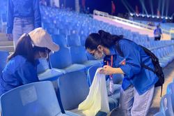 Bạn trẻ tình nguyện dọn rác tại SEA Games 31