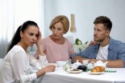 Đằng sau những lời 'mật ngọt' của mẹ chồng