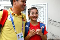 Nguyễn Thị Oanh vui mừng khi giành HCV điền kinh đầu tiên ở SEA Games