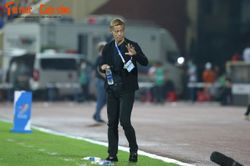 Thảm bại trước U23 Thái Lan, HLV U23 Campuchia có biểu cảm lạ
