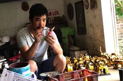 Tượng linh vật SEA Games được chế tác từ gỗ mít có giá 500.000 đồng/sản phẩm