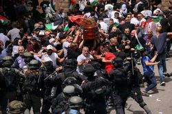 Bạo lực xảy ra trong đám tang của nữ nhà báo Palestine