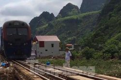Huy động 600 người thông tuyến đường sắt Hà Nội- Đồng Đăng
