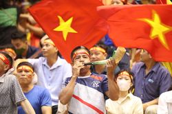 Cả làng rủ nhau đi cổ vũ SEA Games làm bùng nổ nhà thi đấu