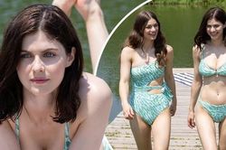 Mỹ nhân 'chuyên trị cảnh nóng' Alexandra Daddario đẹp như mộng với áo tắm