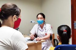 Dậy thì sớm gia tăng, nguy hiểm khi cha mẹ tự tiêm thuốc ức chế cho con