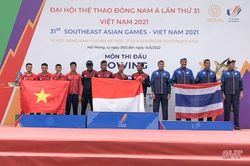 Các tay chèo nam Hà Tĩnh cùng đồng đội giành HCB tại SEA Games 31