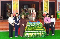 Hội LHPN Việt Nam chúc mừng Ni sư và Phật tử tại chùa Hòa Mạc nhân Đại lễ Phật đản
