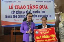 Trao tặng nhà đồng đội và 50 suất quà cho gia đình chính sách