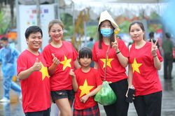 CĐV Phú Thọ đội mưa tới sân cổ vũ U23 Việt Nam đấu Timor Leste