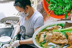 'Tuyệt kỹ' nước dùng thơm ngon của quán bún ngan đông khách nhất phố Cổ