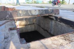 Loạt hố ga gần cầu Thủ Thiêm 2 bị mất nắp, bẫy người đi đường