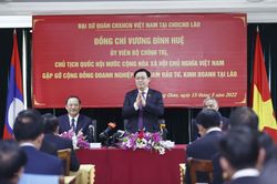 Chủ tịch Quốc hội gặp gỡ cộng đồng doanh nghiệp Việt Nam tại Lào