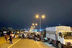 Đường vành đai 3 kẹt cứng vì 5 xe ô tô đâm liên hoàn