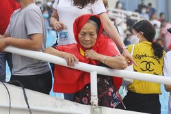 Bà ngoại đội mưa cổ vũ cháu trai giành huy chương SEA Games 31
