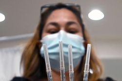 Hiệu quả của vaccine mũi 3 biến mất chỉ sau vài tuần