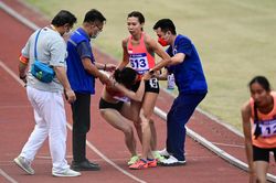 Nhà vô địch SEA Games bị chơi xấu trên đường đua 800 m