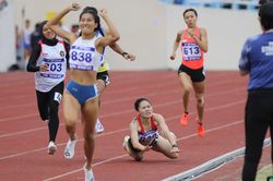 'Hotgirl' điền kinh Đinh Thị Bích mất HCV trong nước mắt