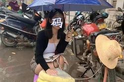 Cô gái xinh đẹp mặc váy siêu ngắn...bán rau dưới trời mưa