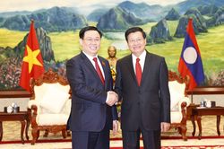 Chủ tịch Quốc hội Vương Đình Huệ chào xã giao Tổng Bí thư, Chủ tịch nước Lào Thongloun Sisoulith