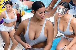 Bạn gái Kanye West phô body 'phồn thực' với bikini