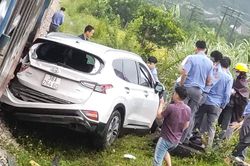 Ô tô chở 5 người bị tàu hỏa tông lao xuống ruộng, đầu xe nát bét