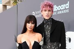 Megan Fox cùng tình trẻ làm náo loạn lễ trao giải Billboard