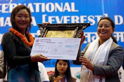 Chân dung 'nữ cường nhân' 10 lần chinh phục 'nóc nhà' của thế giới