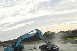 BìnhThuận: Xét xử tài xế dùng máy xúc đập nát ô tô có người ngồi trong xe