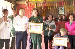 Tân Sơn: Trao Huy hiệu Đảng cho 38 đảng viên lão thành