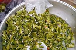 Xa quê, nhớ món dưa mùng muối chua