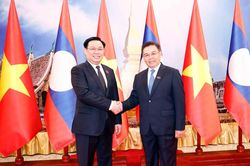 Một số hình ảnh Chủ tịch Quốc hội Vương Đình Huệ hội đàm với Chủ tịch Quốc hội Lào Saysomphone Phomvihane