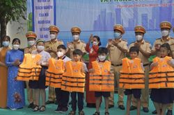 Cảnh sát đường thủy Công an TPHCM tặng áo phao cho học sinh