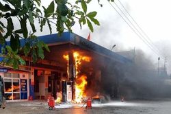 Đâm vào cây xăng, ô tô con bị thiêu rụi