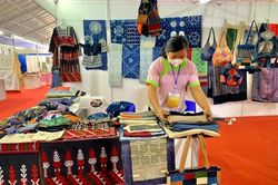 Sức sống mới mang hồn thổ cẩm